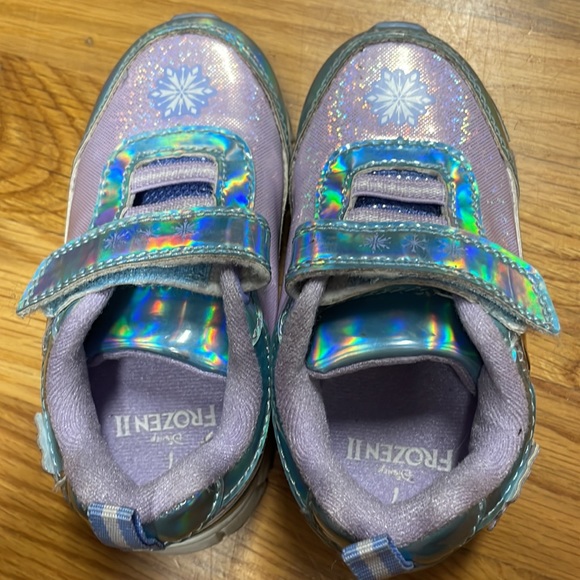 Frozen 2 Light-Up Shoes - fit like size 6 - Picture 2 of 5